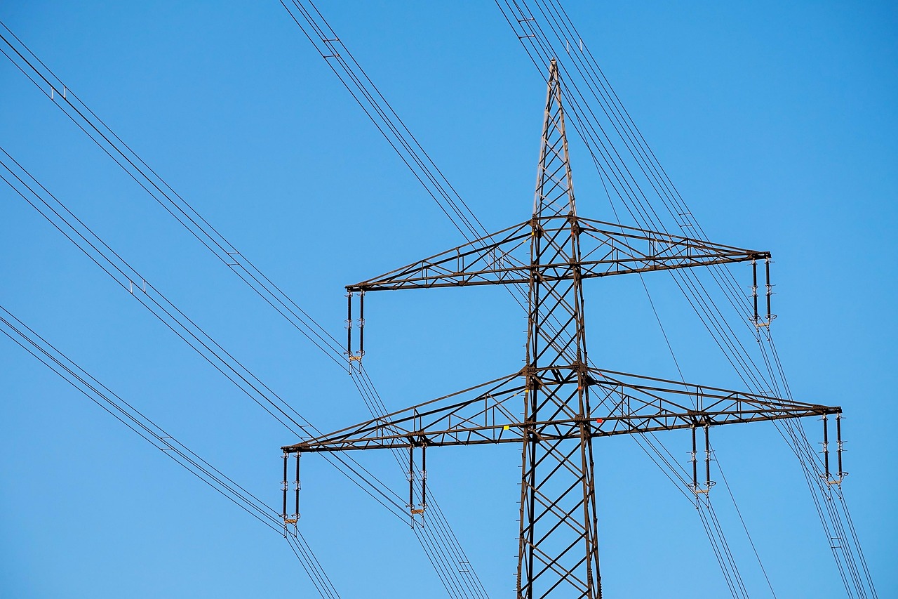 découvrez tout ce qu'il faut savoir sur le voltage : définition, rôle dans les circuits électriques, différences avec l'intensité, conseils pratiques et explications simples pour mieux comprendre l'électricité.