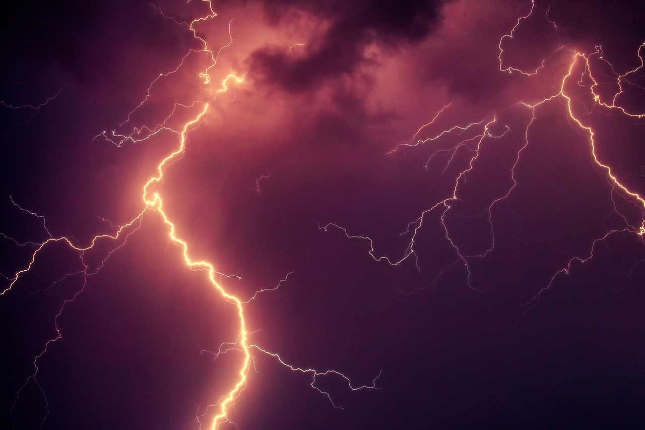 découvrez tout ce qu'il faut savoir sur le voltage : définition, rôle dans les circuits électriques, différences avec l'intensité et conseils pour bien l'utiliser au quotidien.