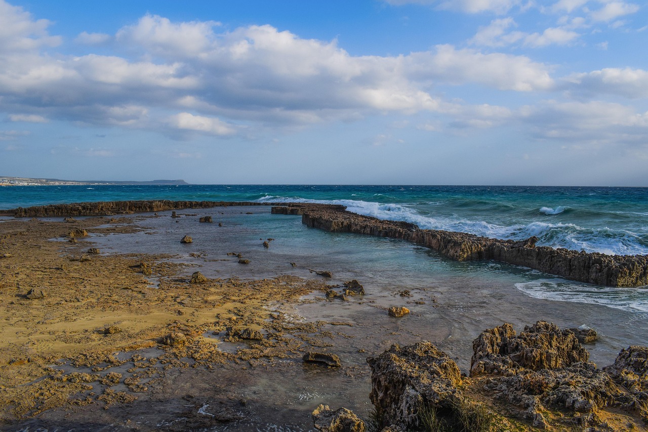découvrez les causes, effets et solutions de l'érosion côtière, un phénomène naturel impactant les littoraux. informez-vous sur les enjeux environnementaux et les mesures de protection des zones côtières.