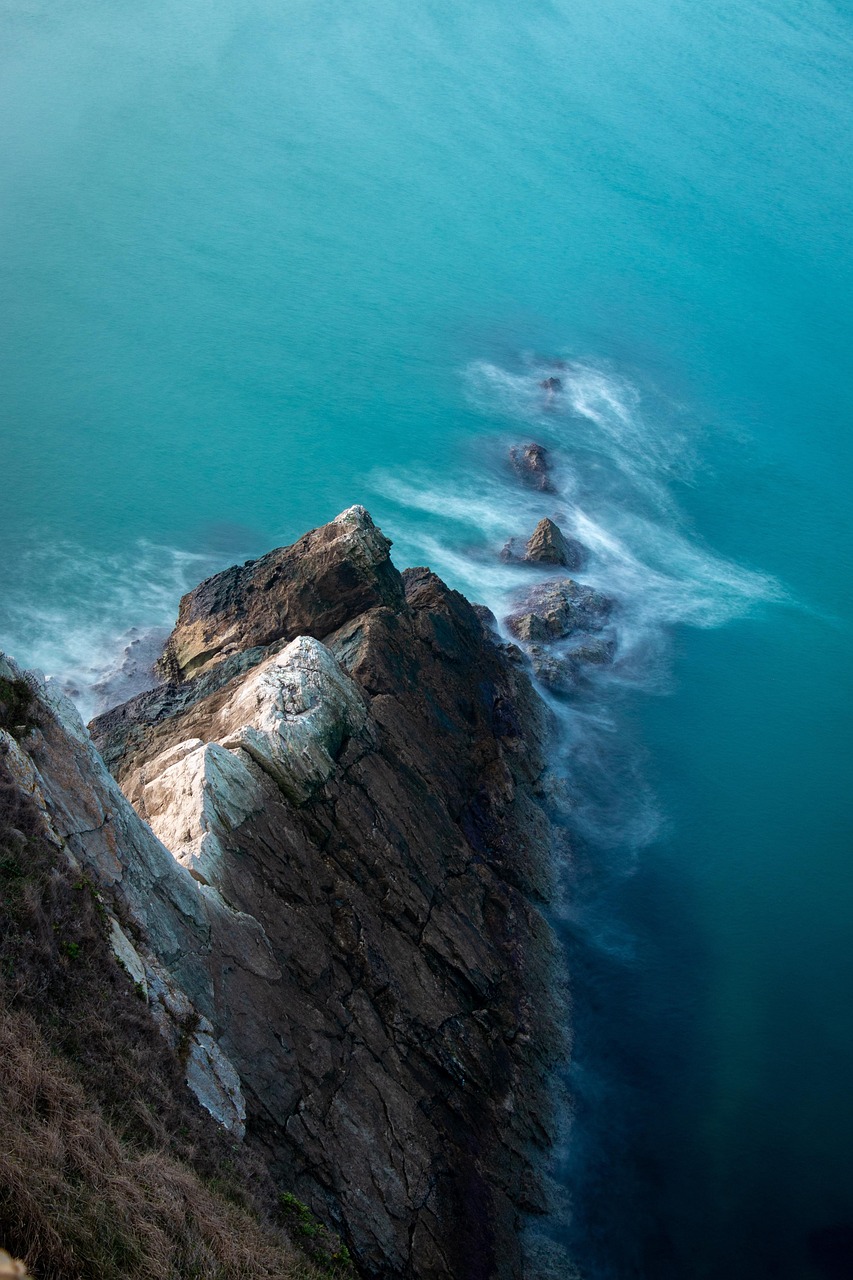 découvrez les causes, conséquences et solutions face à l'érosion côtière. informez-vous sur les impacts de ce phénomène sur l'environnement et les littoraux en france.
