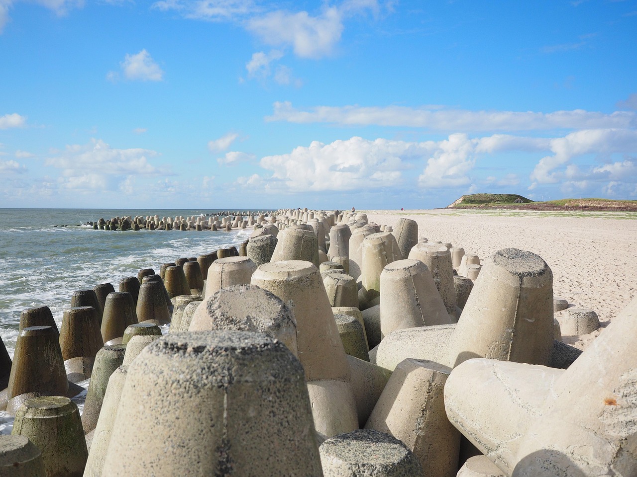 découvrez les causes, les conséquences et les solutions à l'érosion côtière. informez-vous sur la protection des littoraux face à ce phénomène naturel qui menace les plages, les habitats et les infrastructures.
