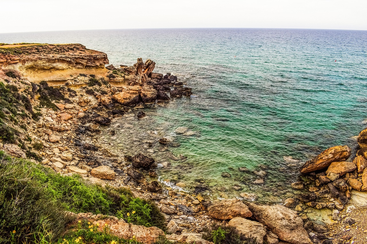 découvrez les causes, conséquences et solutions à l’érosion côtière, un phénomène naturel qui menace les littoraux, l’environnement et les activités humaines. informations clés et conseils pour mieux comprendre et protéger les côtes.