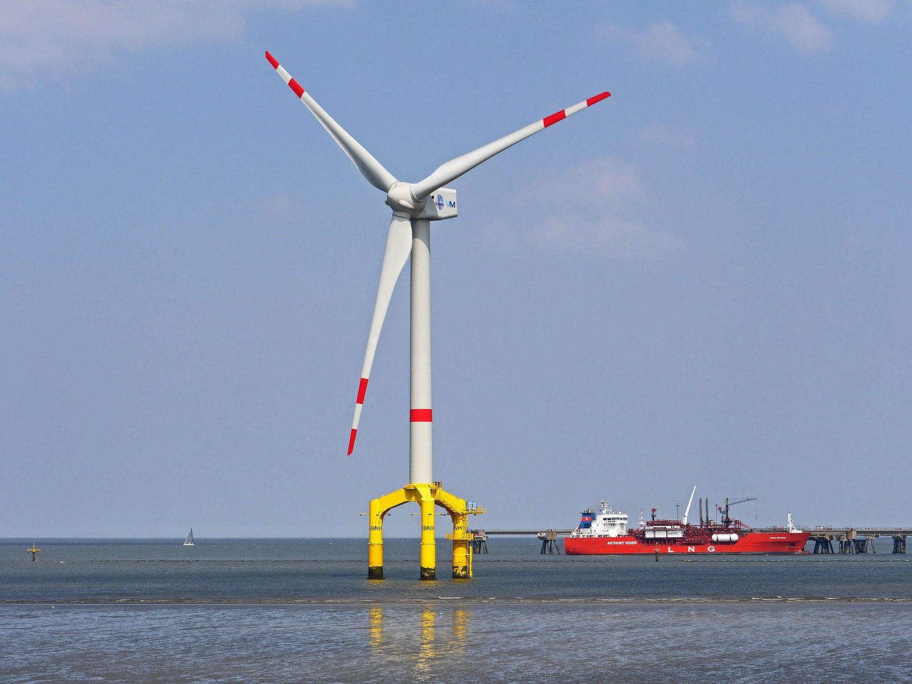 découvrez tout sur l'énergie éolienne offshore : fonctionnement, avantages, innovations et rôle clé dans la transition vers les énergies renouvelables en mer.