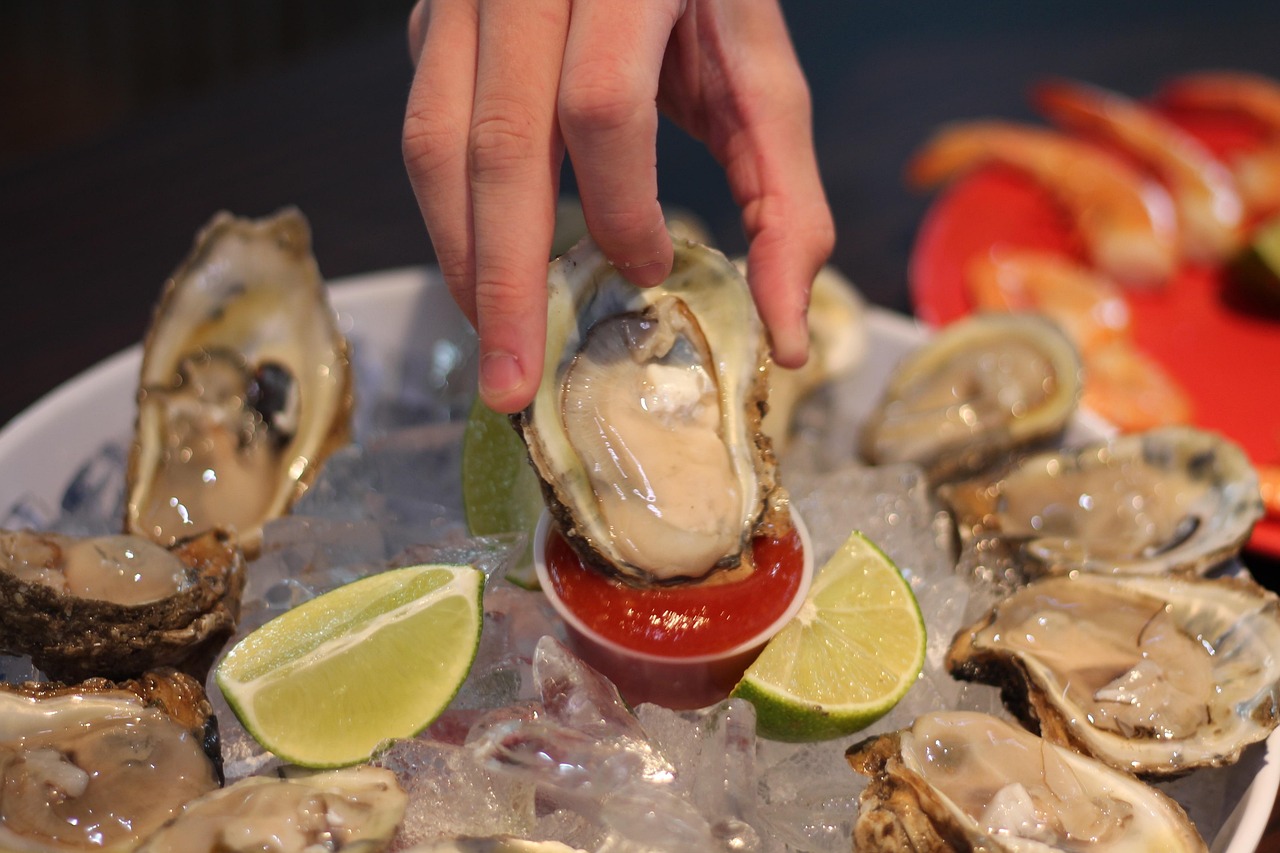 découvrez tout sur les huîtres : conseils de dégustation, bienfaits pour la santé, astuces pour les ouvrir et idées de recettes pour sublimer ce fruit de mer raffiné.