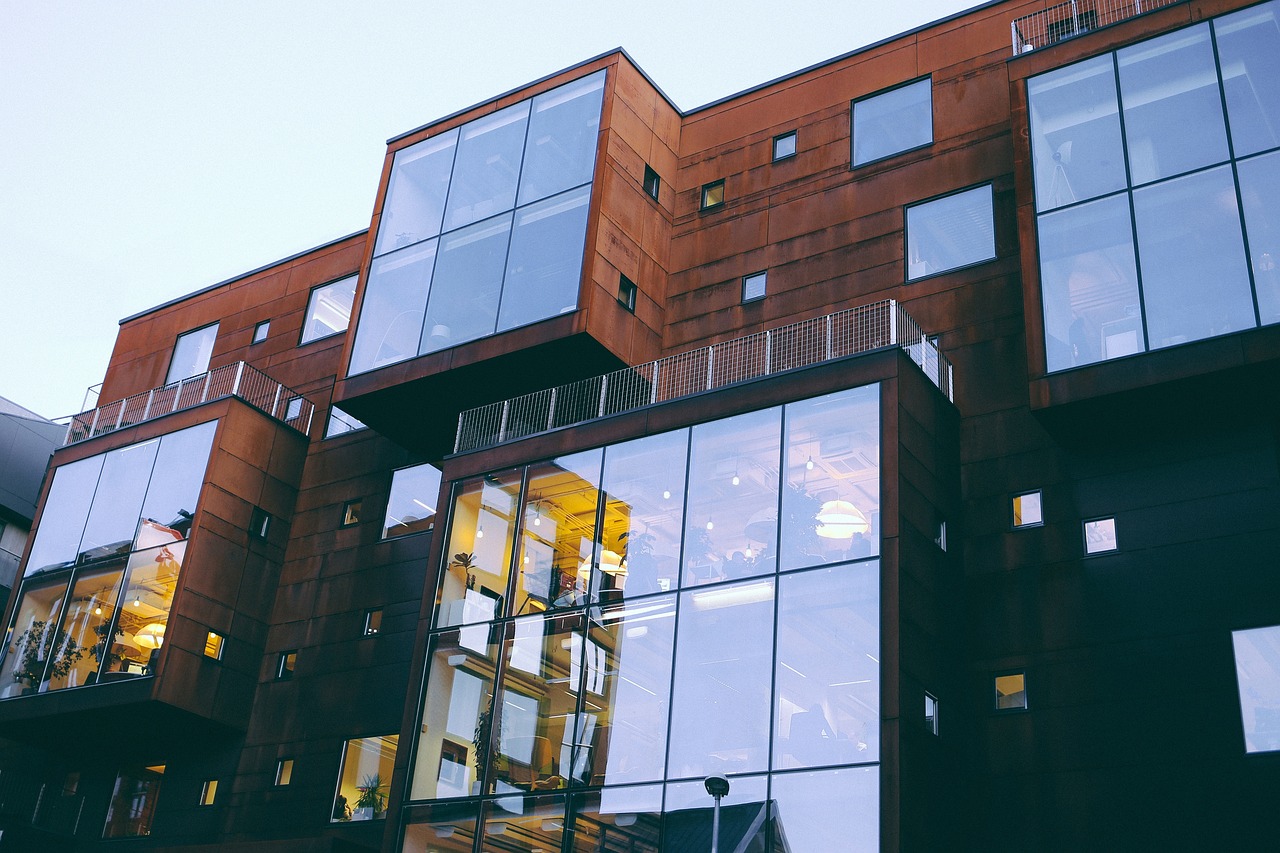 d&eacute;couvrez comment l'int&eacute;gration de la nature dans les infrastructures am&eacute;liore la durabilit&eacute;, la qualit&eacute; de vie et favorise un environnement urbain harmonieux.