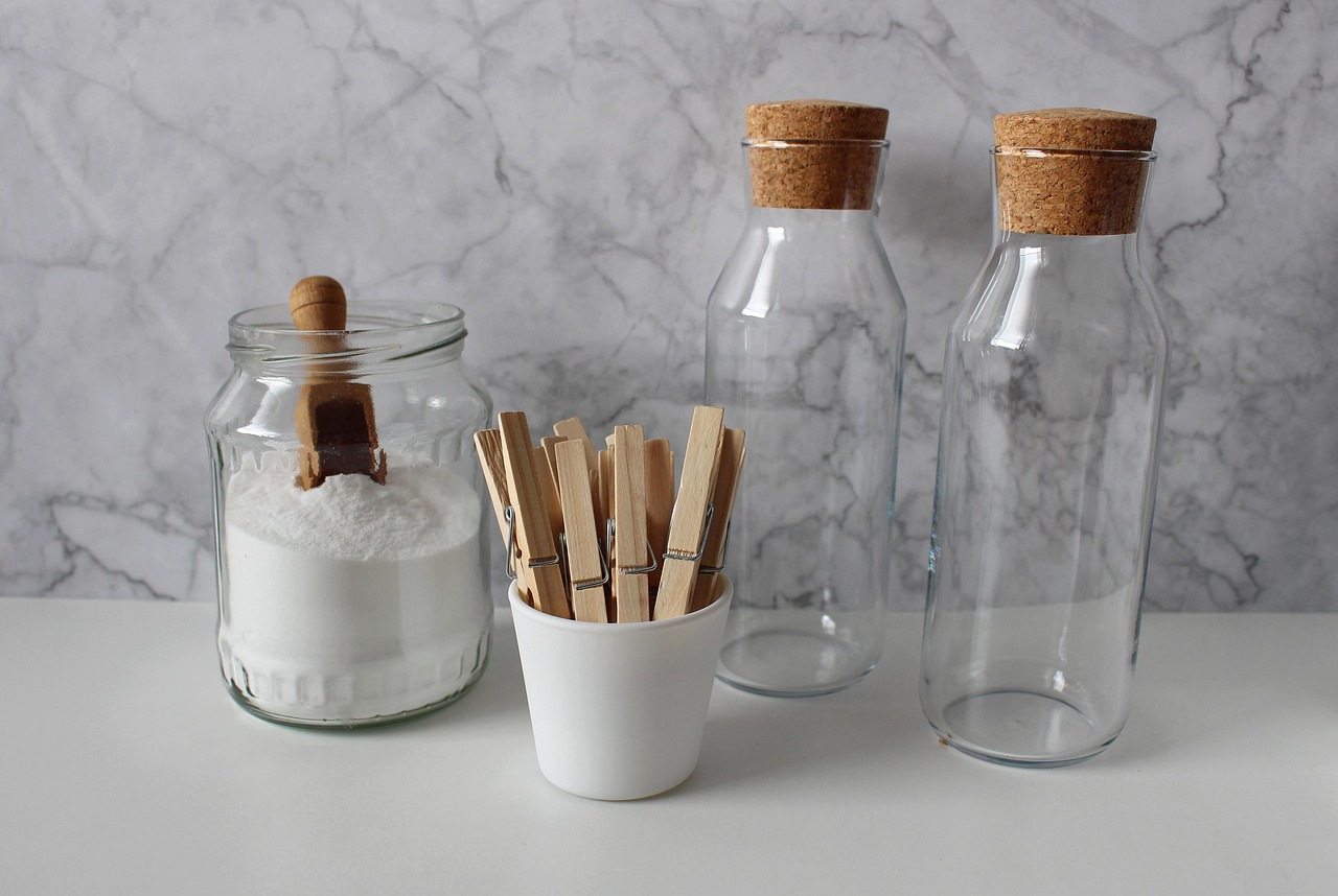 d&eacute;couvrez comment utiliser le bicarbonate de soude et le vinaigre blanc pour un nettoyage naturel, efficace et &eacute;cologique de votre maison.