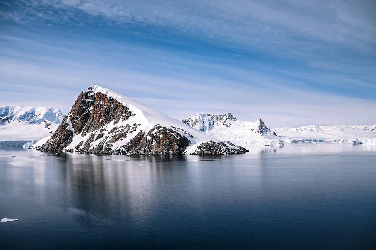 d&eacute;couvrez l'antarctique, un continent glac&eacute; spectaculaire abritant une faune unique et des paysages &agrave; couper le souffle. explorez ses merveilles naturelles et son environnement pr&eacute;serv&eacute;.