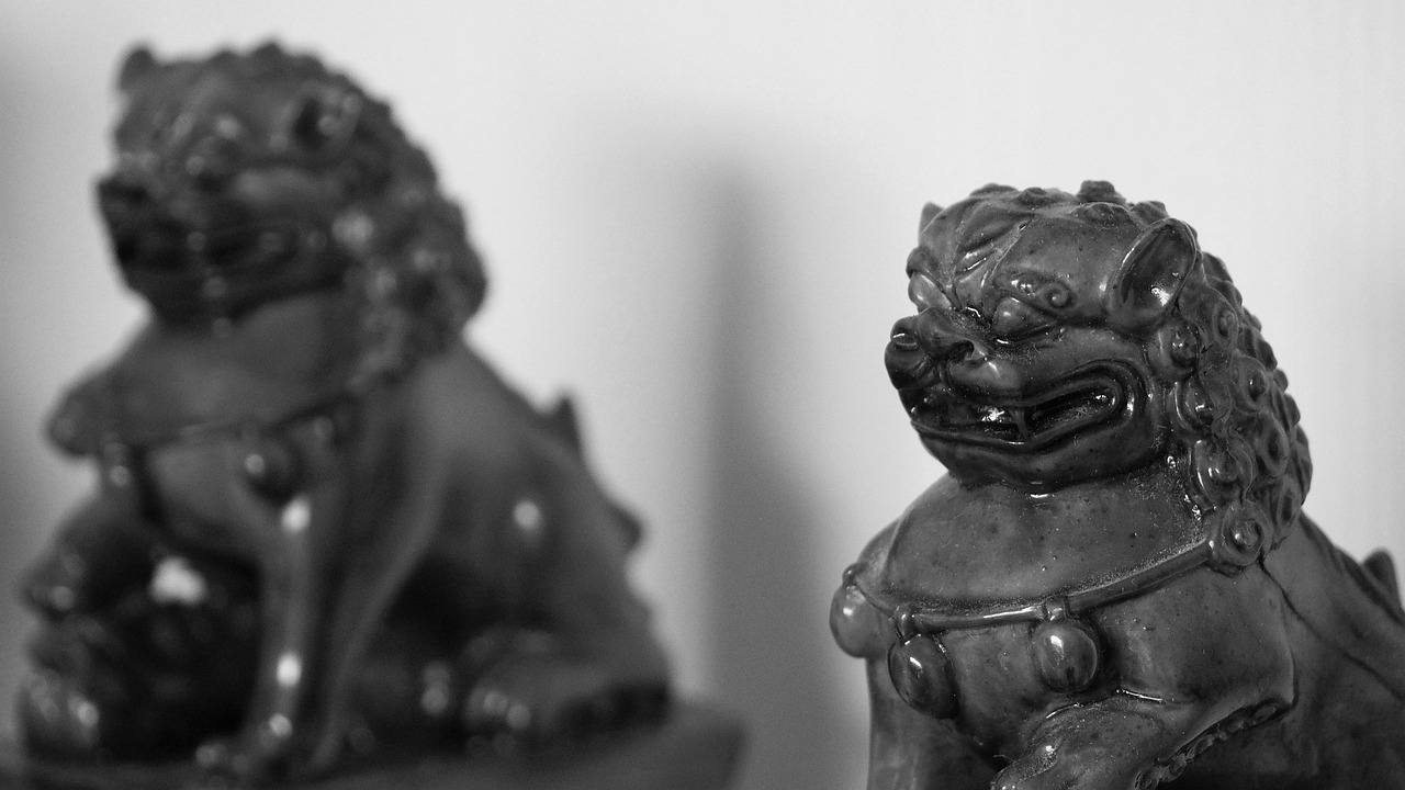 d&eacute;couvrez les gardiens traditionnels, symboles de protection et de sagesse &agrave; travers les cultures ancestrales.