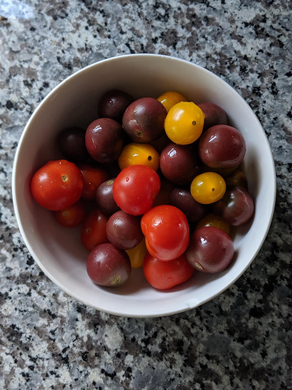 d&eacute;couvrez une s&eacute;lection vari&eacute;e de vari&eacute;t&eacute;s de tomates pour tous les go&ucirc;ts et tous les jardins, des tomates cerises aux grosses tomates charnues.
